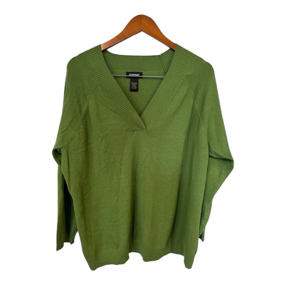 Avenue Green V-Neck Sweater Lightweight Knit - Picture 5 of 5